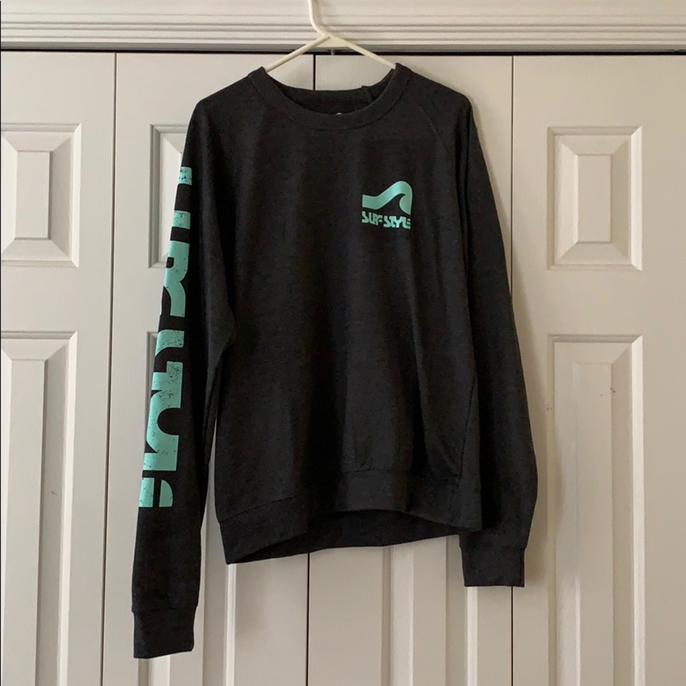 Comfy crew neck, light weight sweatshirt!